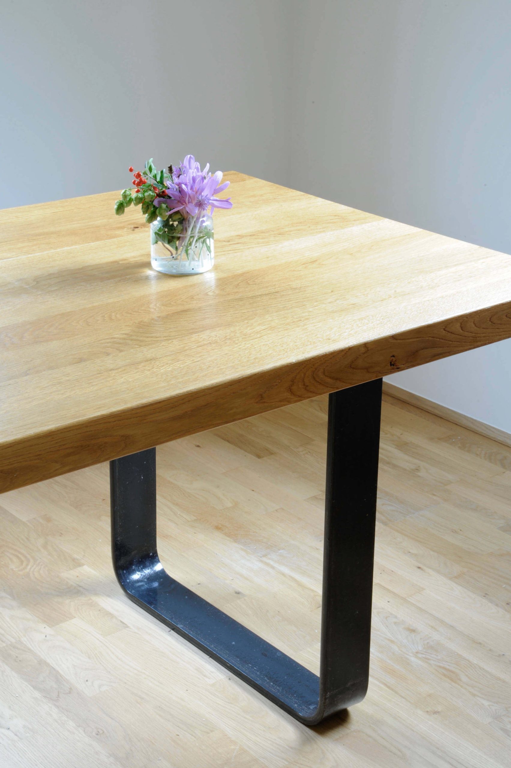 Tisch mit Blumen